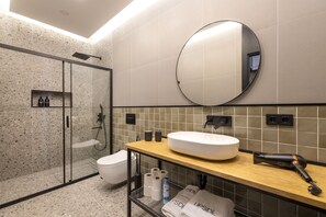 Perlengkapan kamar mandi ramah lingkungan, pengering rambut, dan sandal