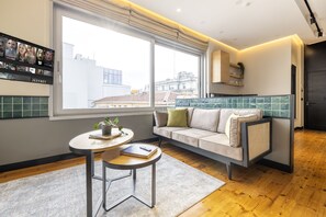 Honeymoon-Penthouse, Whirlpool, eingeschränkter Meerblick | Wohnbereich | 42-Zoll-Smart-TV mit Kabelempfang, Fernseher, Netflix
