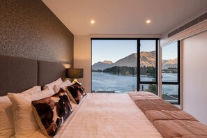 4 bedrooms, desk, WiFi, bed sheets