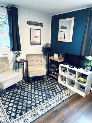 Smart TV - Lake view Cabin at Blue Creek – Romantic Pet-Friendly Getaway in Coeur d’Alene (Coeur d'Alene)