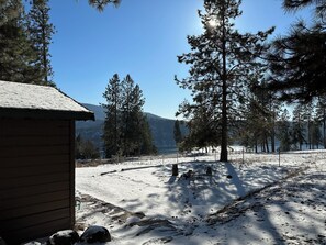 Property grounds - Lake view Cabin at Blue Creek – Romantic Pet-Friendly Getaway in Coeur d’Alene (Coeur d'Alene)
