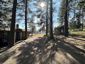 Exterior - Lake view Cabin at Blue Creek – Romantic Pet-Friendly Getaway in Coeur d’Alene (Coeur d'Alene)