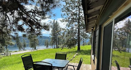 Lake view Cabin at Blue Creek – Romantic Pet-Friendly Getaway in Coeur d’Alene