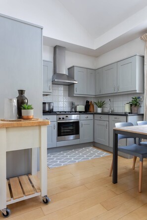 Microwave, dishwasher, coffee/tea maker, toaster
