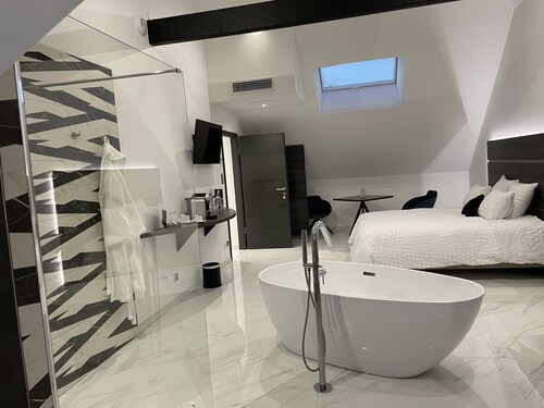 Suite Pleine Lune luxury serenity, outdoor jacuzzi-waterfall shower-island bathtub