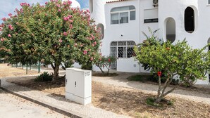Um edifício branco com características arquitetônicas marcantes, incluindo torres arredondadas e janelas em arco.