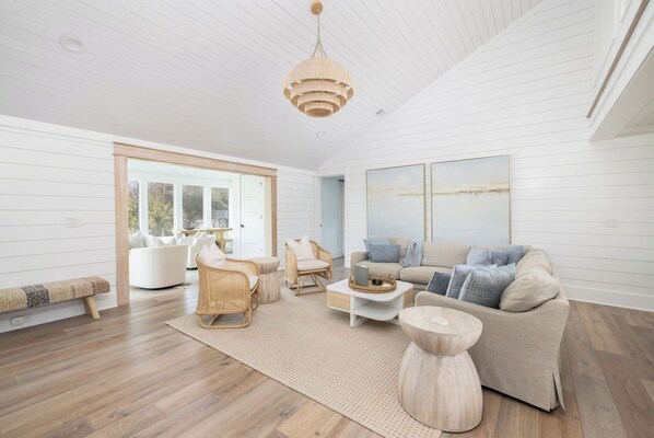 Fernseher, Kamin, Tischtennisplatte