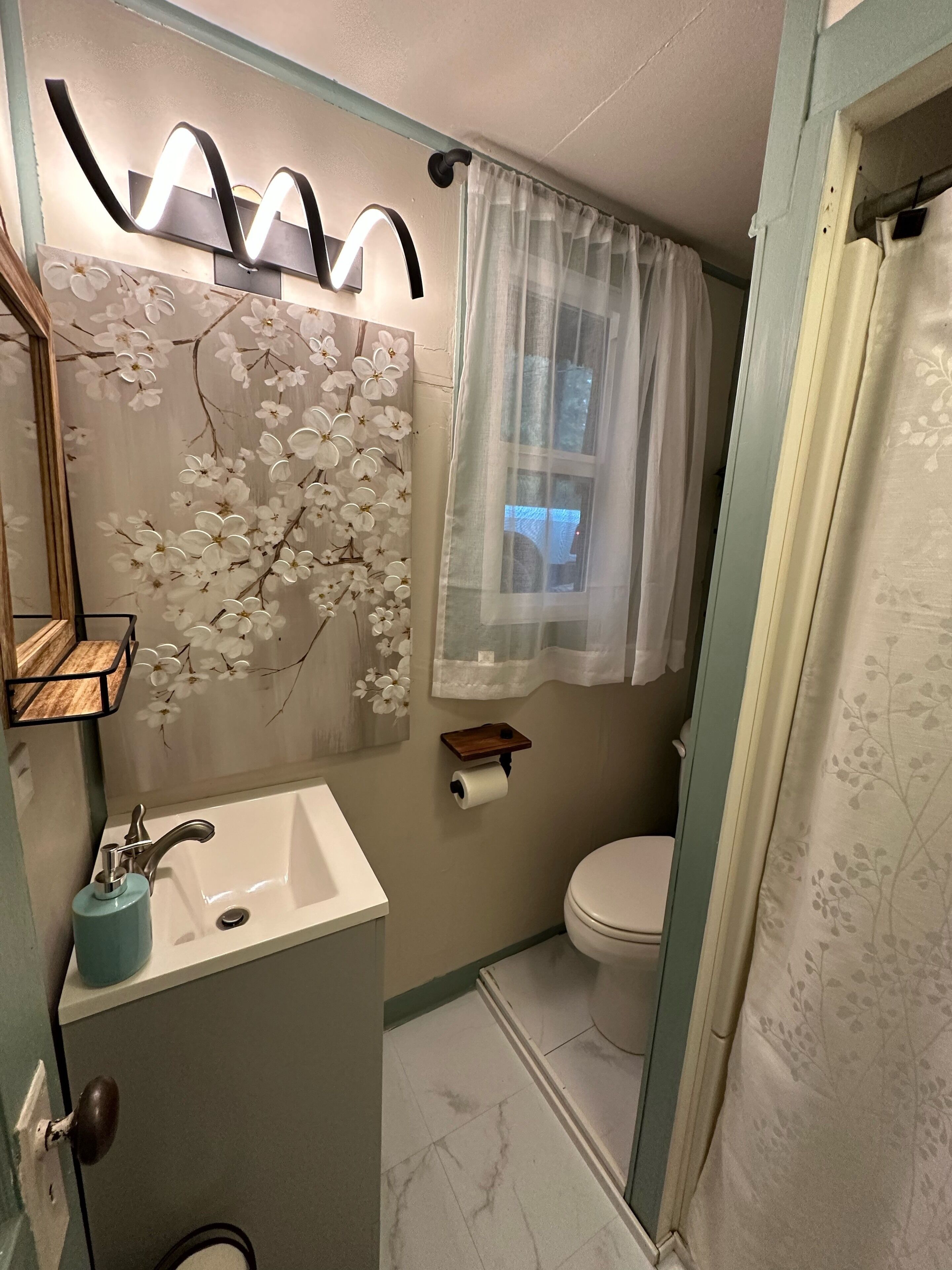 Cozy Cabin with a beautiful view of CDA Lake! - 5 min from the beach! 