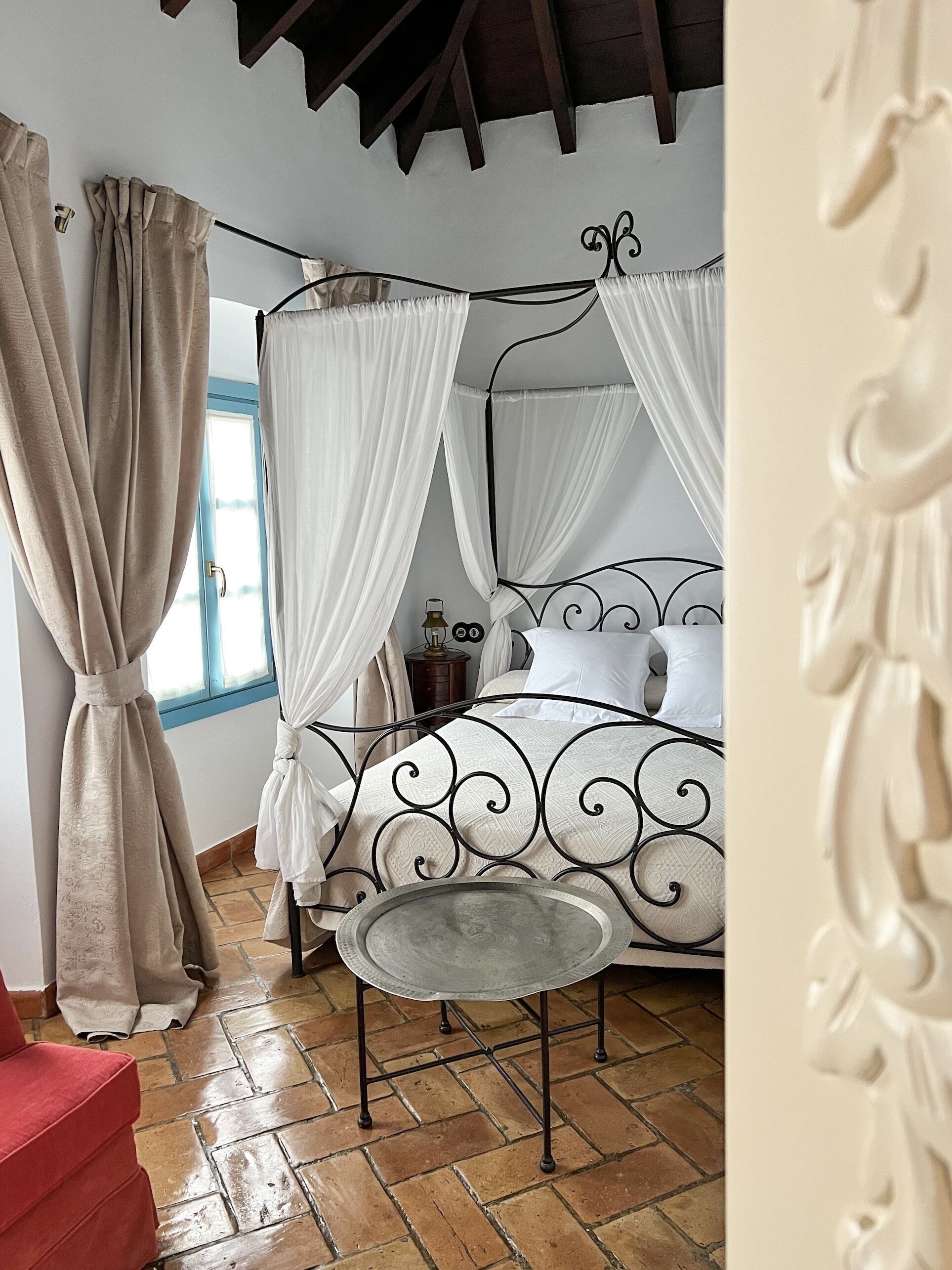 Decoración personalizada, muebles diferentes y escritorio 