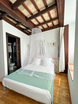 Comfort Room | Individually decorated, individually furnished, desk, laptop workspace - Hotel Servilia (Carmona)