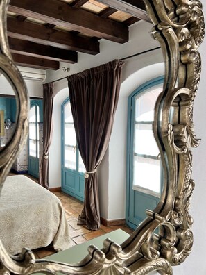 Deluxe tweepersoonskamer, 1 queensize bed | Individueel gedecoreerd, individueel gemeubileerd, een bureau