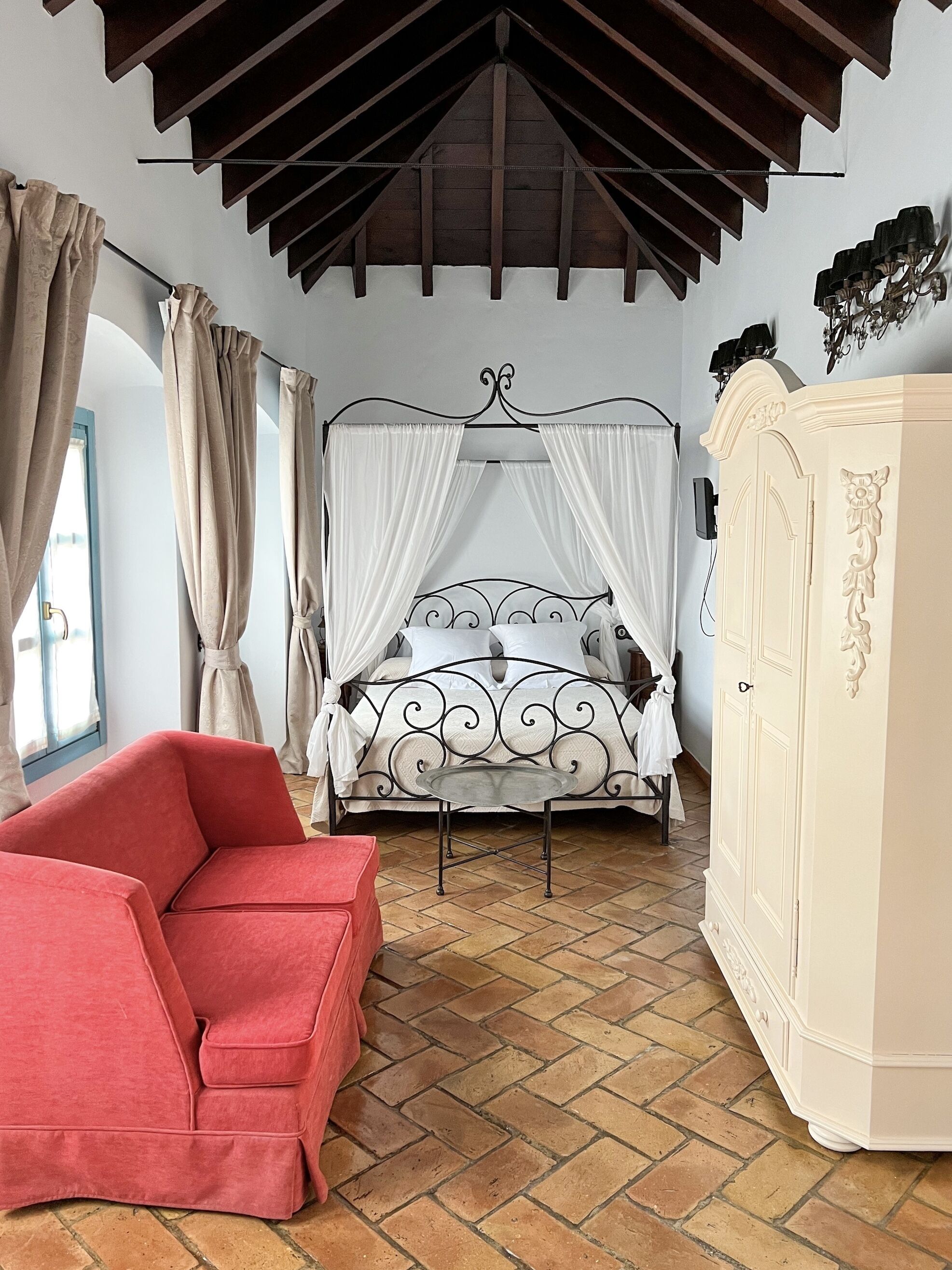 Junior suite | Individueel gedecoreerd, individueel gemeubileerd, een bureau