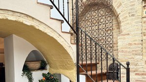 A stone staircase with wrought iron railings, leading to an upper level. - Hotel Servilia (Carmona)
