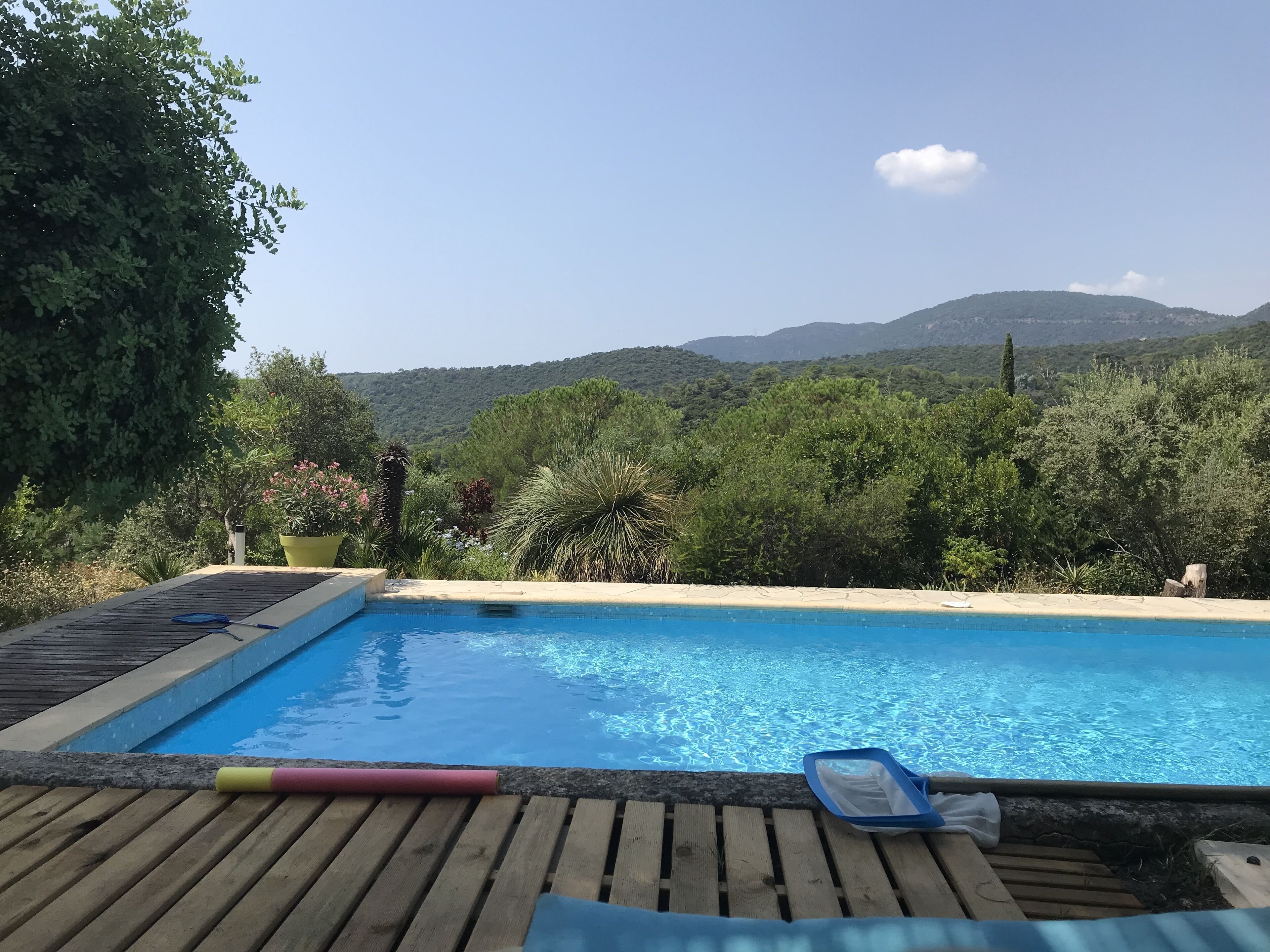 Una piscina al aire libre, una piscina climatizada