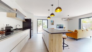 Fridge, microwave, oven, stovetop - Modern Villa with Heated Pool – 50m from the Beach, Shops & Quiet Location (Agde)