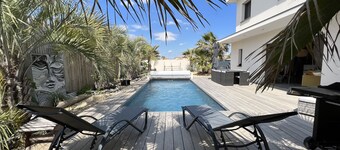 Villa moderne avec piscine privée – 50m plage & commerces, calme assuré