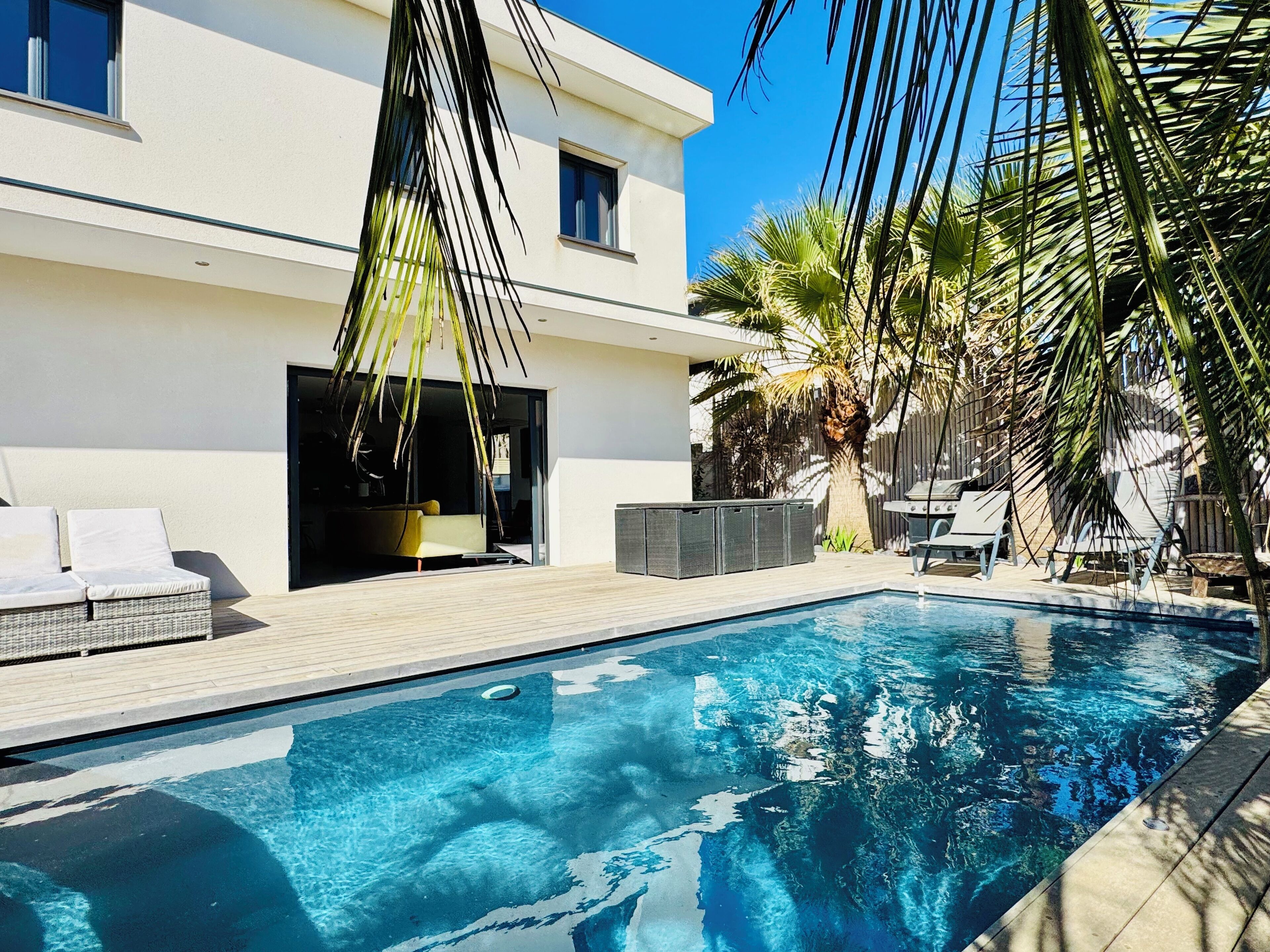 Alberca al aire libre y alberca climatizada