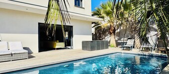 Modern Villa with Heated Pool – 50m from the Beach, Shops & Quiet Location