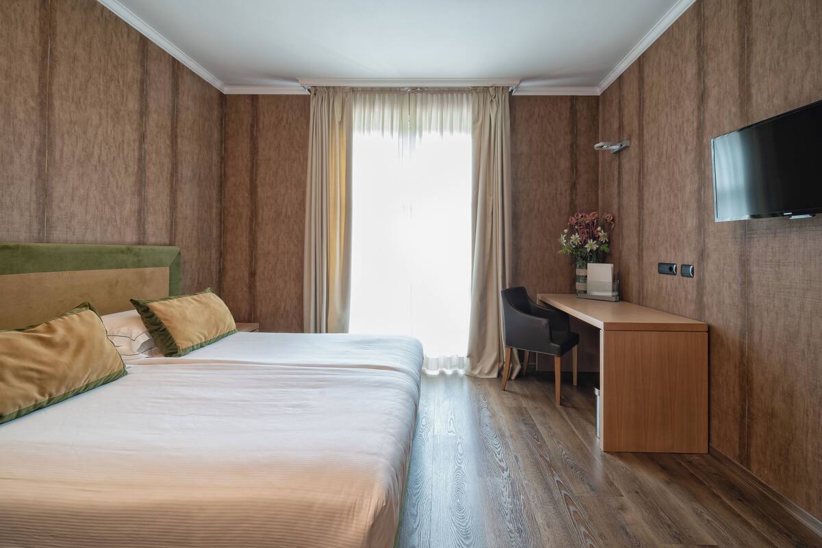 CLASSIC ROOM WITH SPA ACCESS | ミニバー、セーフティボックス (室内)、デスク、ノートパソコン用作業スペース