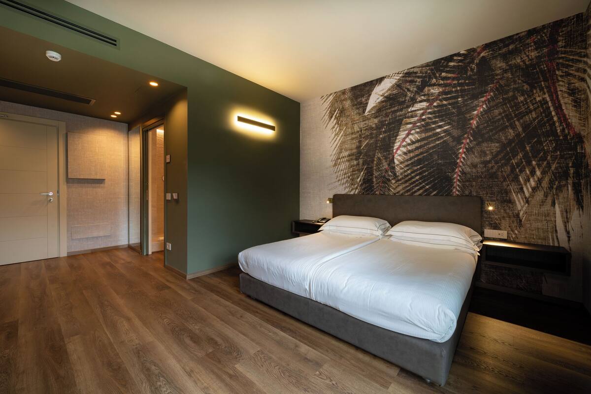 SUPERIOR ROOM WITH SPA ACCESS | ミニバー、セーフティボックス (室内)、デスク、ノートパソコン用作業スペース