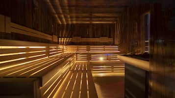Un corridoio con listelli di legno e illuminazione calda.