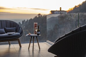 Chambre panoramique | Coffre-fort, décor unique, ameublement unique, bureau