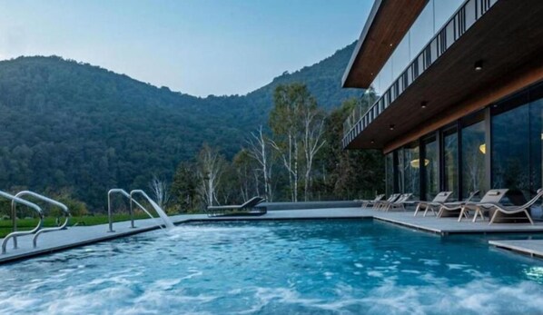 Couples treatment room(s), sauna, steam room, body treatments