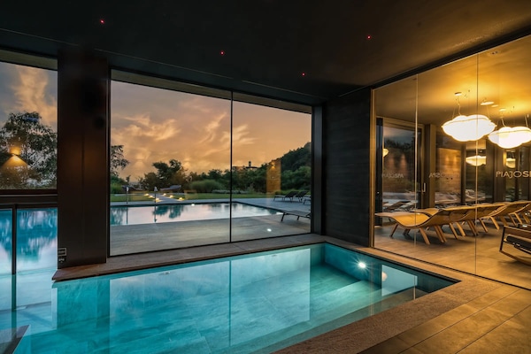 Una piscina techada, una piscina al aire libre