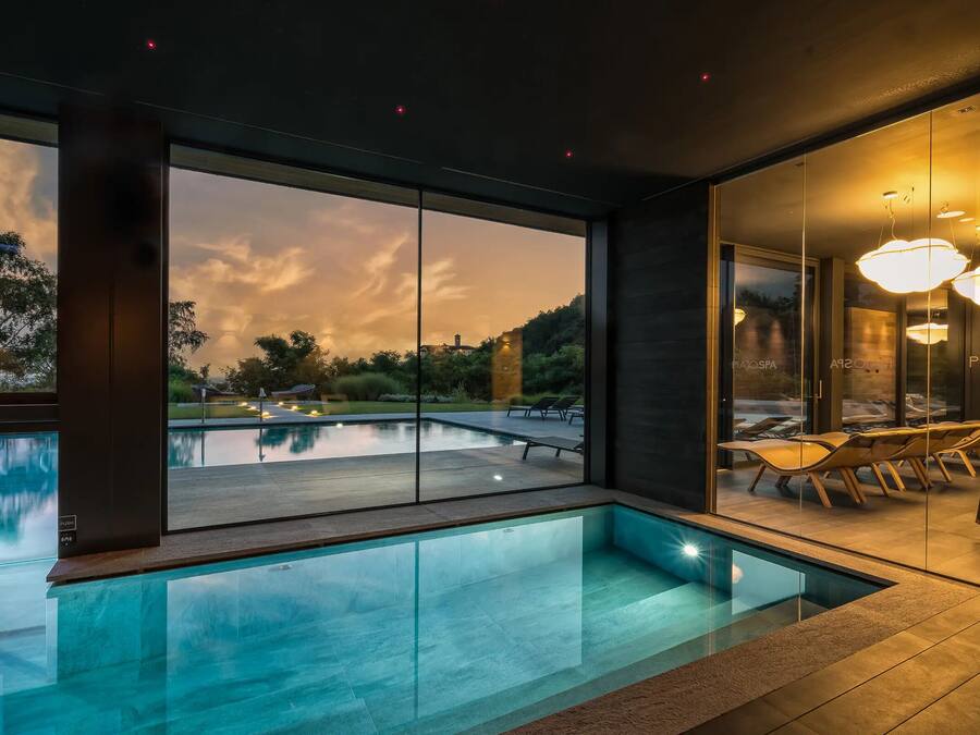 Una piscina techada, una piscina al aire libre