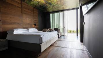 JUNIOR SUITE VERTICAL SHOWER WITH SPA ACCESS | Minibar, in-room safe, individually decorated, individually furnished