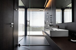 JUNIOR SUITE VERTICAL SHOWER WITH SPA ACCESS | Bad | Dusj, regndusjhode, toalettartikler (inkludert) og hårføner