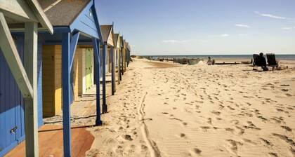 Luxury Penthouse ~ Super King Bed, 5 min to Beach