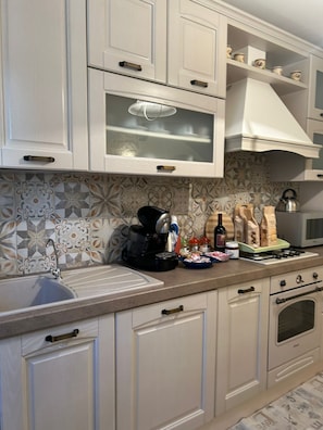 Microonde, forno, piano cottura, lavastoviglie