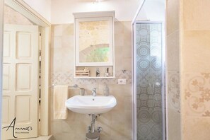 Douche, séchoir à cheveux, bidet, serviettes fournies