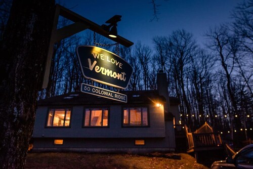 Wine Moose Hot tub Fireplace Sauna 9min to Mt Snow