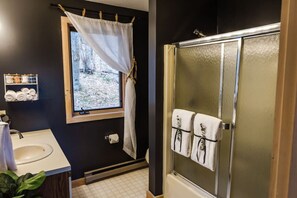 Badewanne, Haartrockner, Handtücher