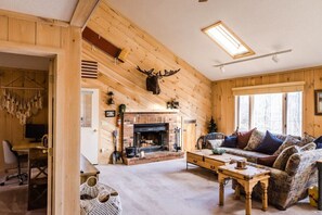 Älytelevisio, takka, videopelejä, DVD-soitin