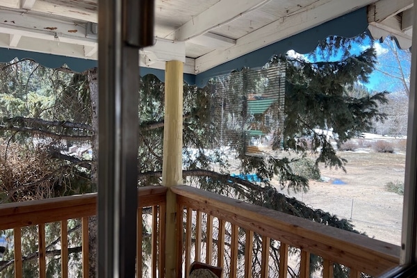 Single Room, 1 Queen Bed, Non Smoking, Mountain View | Terrace/patio