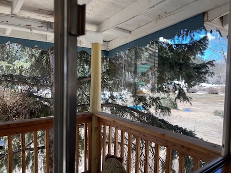 Single Room, 1 Queen Bed, Non Smoking, Mountain View | Terrace/patio