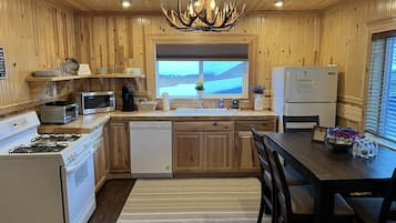 Apartamento Deluxe, 2 habitaciones, chimenea, vistas a la montaña | Cocina básica privada | Microondas, cafetera o tetera, congelador y papel de cocina