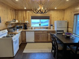 2 Bedroom Family Suite at Bellamy's Haus | 私人简易厨房 | 微波炉、茶具/咖啡用具、冰柜、纸巾