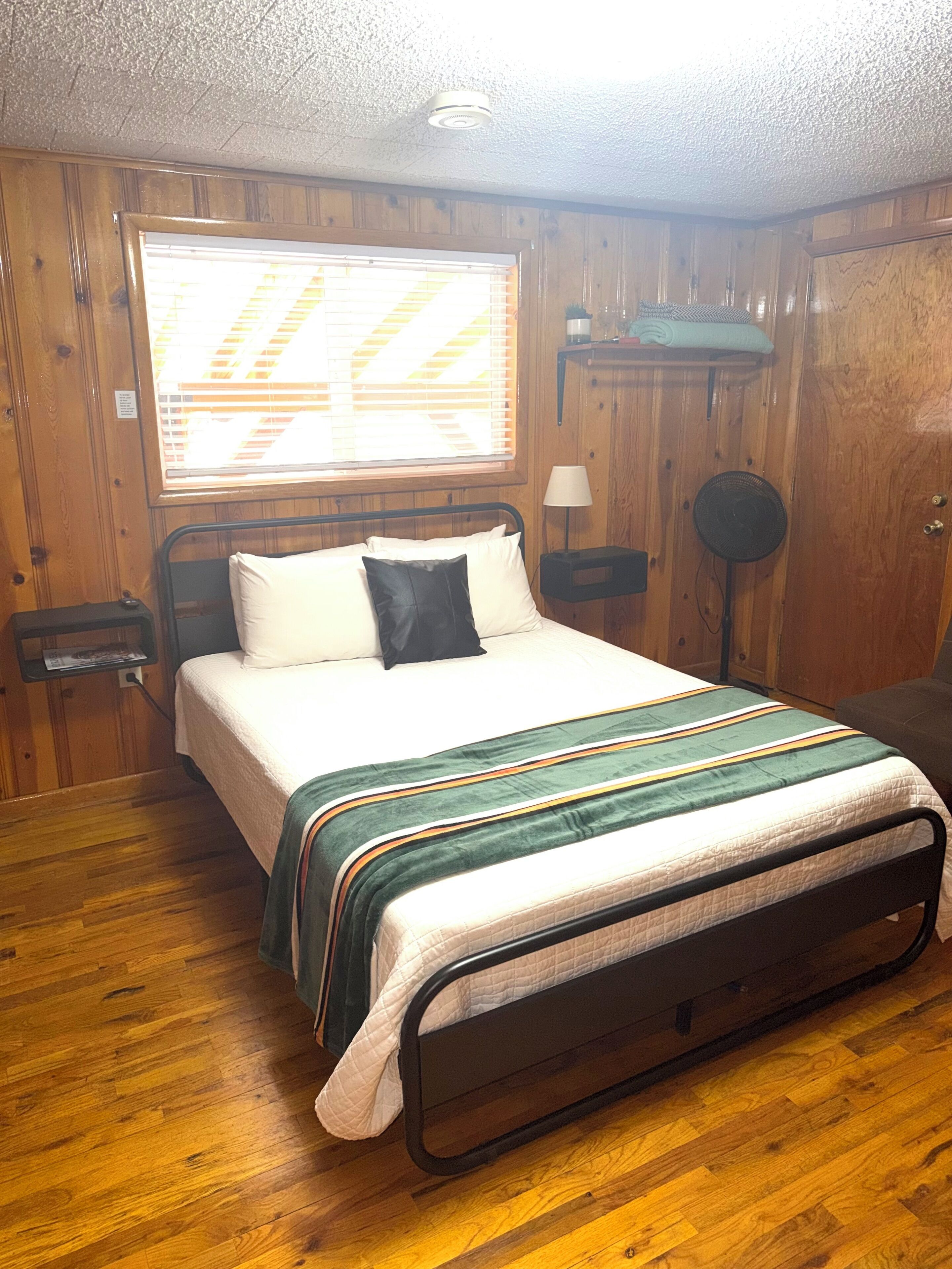 Room 2 at Bellamy's Haus | بديكورات فريدة لكل غرفة وطراز فريد لكل وحدة وسرير سفر وواي فاي مجانًا