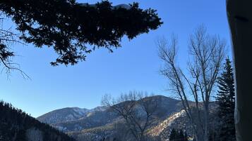 ๋๋ญ์ค ์ํํธ, ์นจ์ค 2๊ฐ, ๋ฒฝ๋๋ก, ์ฐ ์ ๋ง | ๊ฐ์ค์์ ๋ณด์ด๋ ์ ๋ง