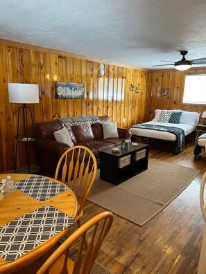 Deluxe Double Room, Kitchenette, Mountainside | Individually decorated, individually furnished, travel cot, free WiFi - Mountain View Lodge (Red River)