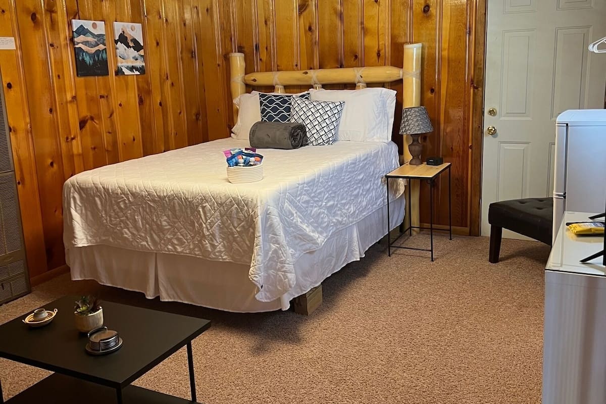 Camera singola, 1 letto queen, non fumatori, lato montagna | Con stile personalizzato, con arredamento individuale, culla da viaggio
