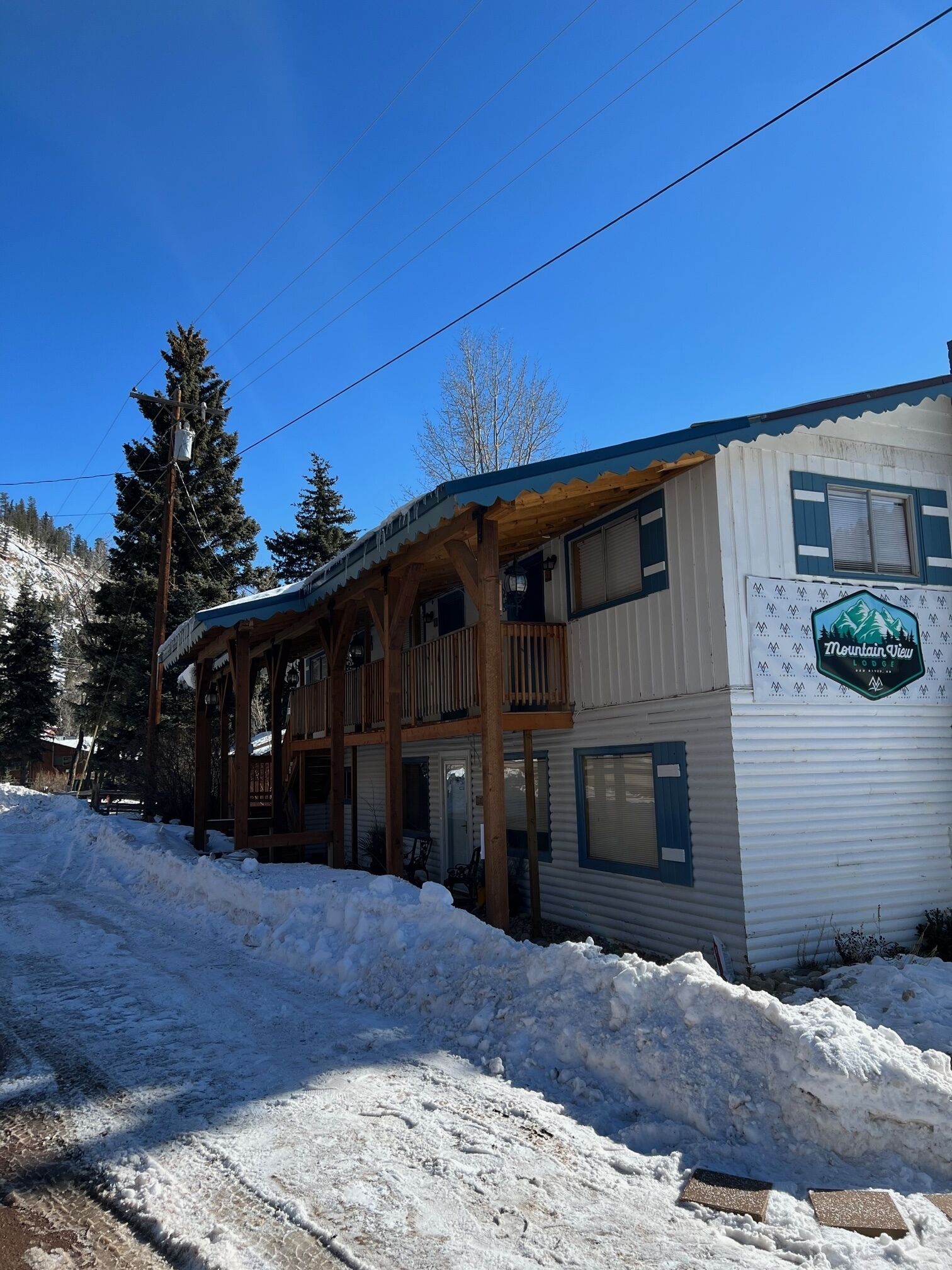Un bâtiment à deux étages doté d’un balcon en bois et d’une enseigne sur laquelle on peut lire « Mountain View Lodge ».
