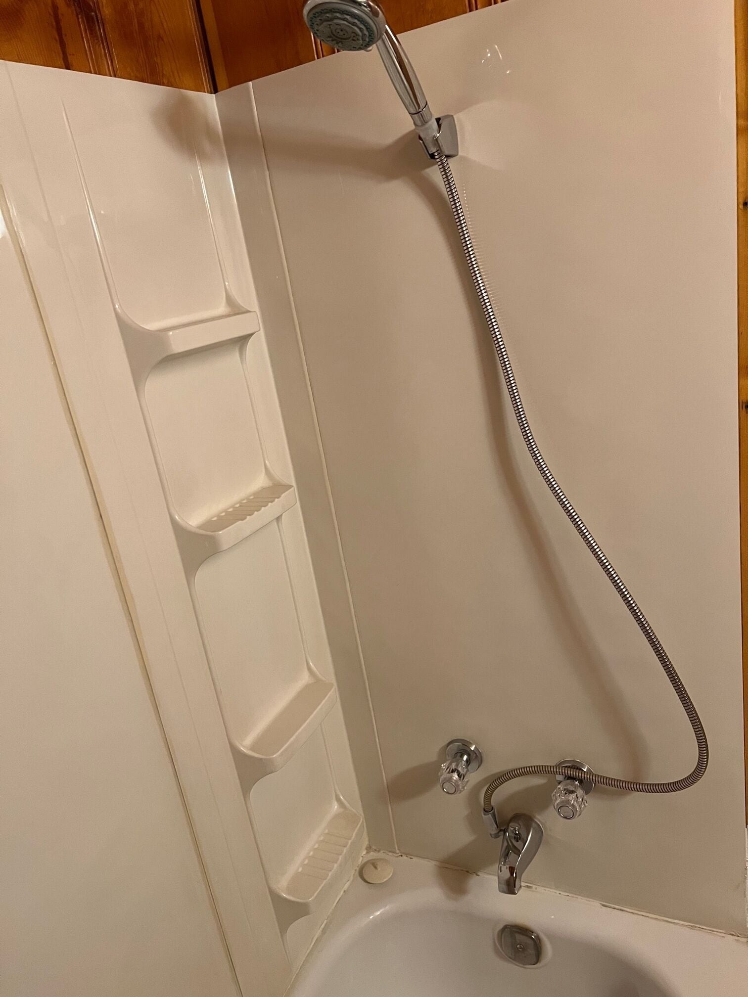 Un baño con bañera, ducha y grifo.