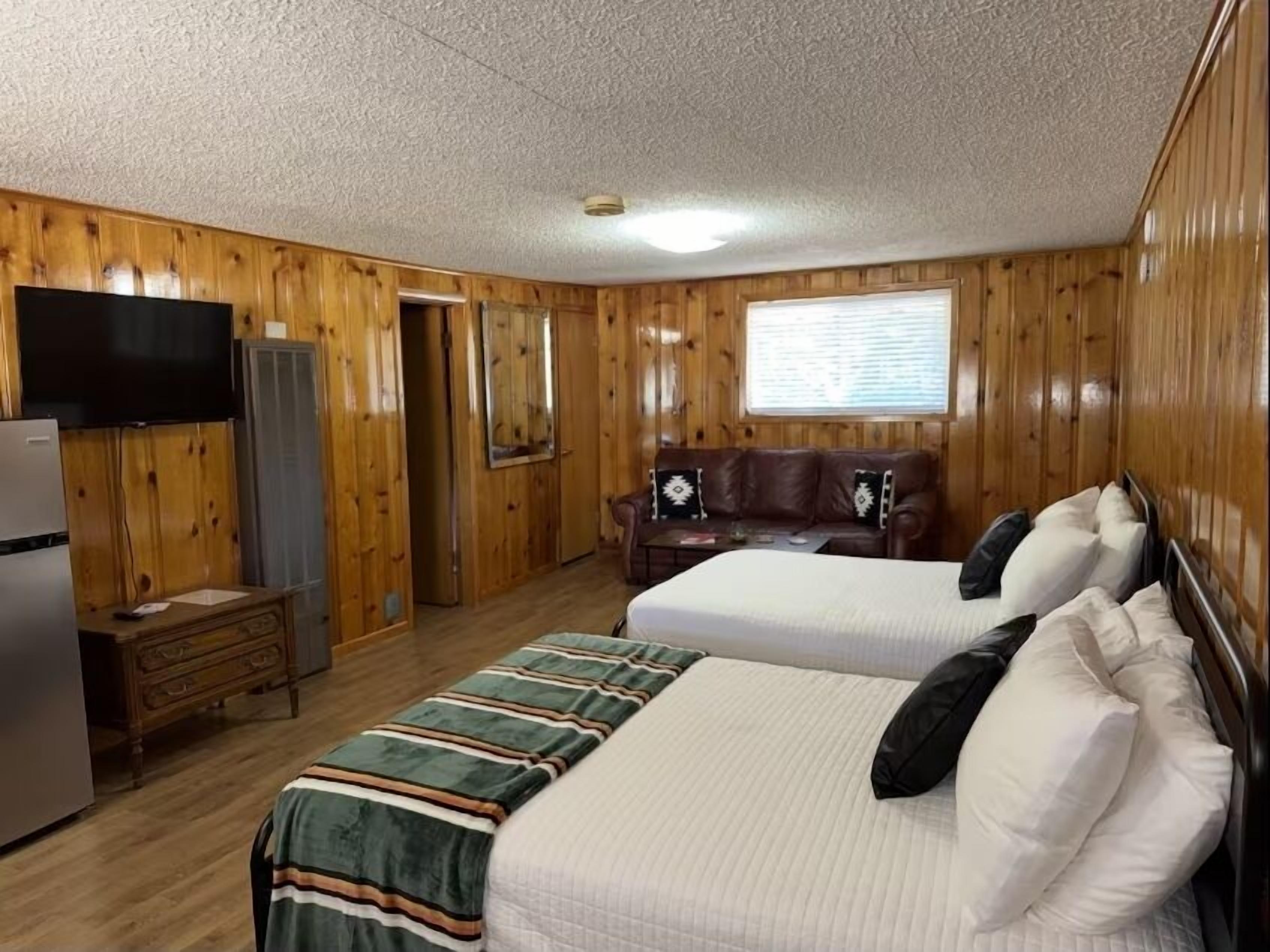 Room 8 at Bellamy's Haus | بديكورات فريدة لكل غرفة وطراز فريد لكل وحدة وسرير سفر وواي فاي مجانًا