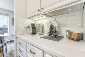 Fridge, microwave, oven, stovetop - El Sereno Ascent! Pet-Friendly Executive Home (Colorado Springs)
