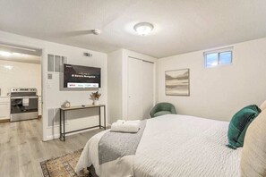 2 soverom, strykejern/-brett, reiseseng for barn og wi-fi